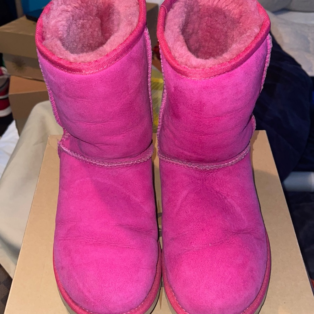 Woman used hot pink Uggs